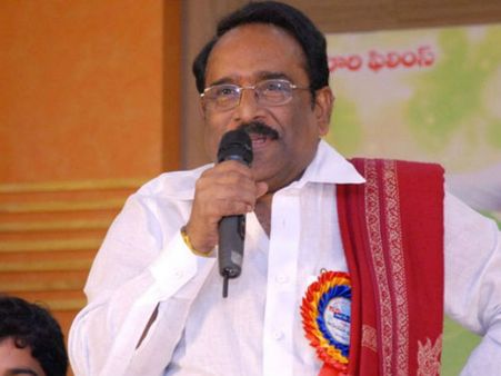 బ్లాక్ బస్టర్ ‘మహర్షి’లో దోషాలు ఎత్తి చూపిన పరుచూరి... ఆ మూడు సినిమాలు ఇందులో!