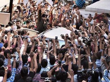 బూతులు మాట్లాడి నెగిటివిటీ పెంచొద్దు: పవన్ కళ్యాణ్ అభిమానులకు దర్శకుడి కౌంటర్