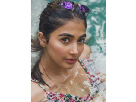 ఎండకు సేద తీరుతూ స్పైసీ లుక్కిచ్చిన అందాల పూజా