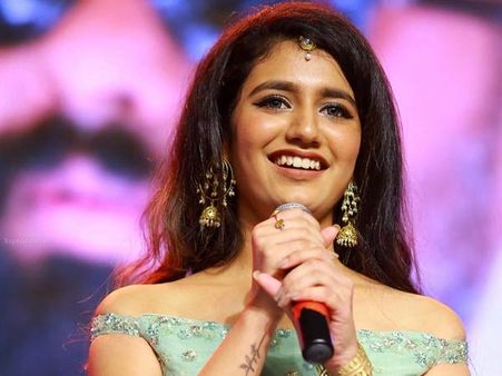 నాకు అదంటేనే ఇష్టం.. పేరెంట్స్ ఆపలేదు కానీ టీచర్లు వద్దంటున్నారు: ప్రియా వారియర్