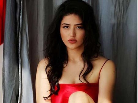 టాప్ లెస్‌గా కనిపించింది.. కంగారు పడుతోంది! ఇంతకీ టాక్సీవాలా భామ కోరిక ఏంటో..?