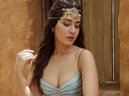 ముందు నిన్ను నువ్వు నమ్ము అంటూ లోపలి అందాలు బయటపెట్టిన రాశిఖన్నా