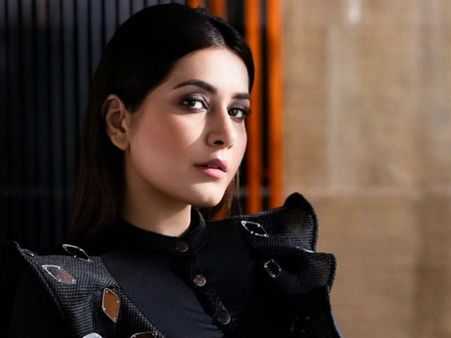 గ్లామర్ డోస్ పెంచిన రాశి ఖన్నా.. సోషల్ మీడియాలో వైరల్ పిక్స్