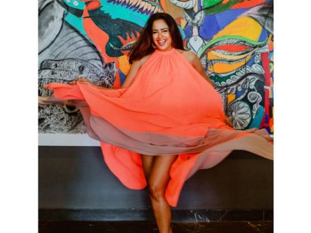 ప్రెగ్నెంట్ హీరోయిన్ స్పెషల్ ట్రీట్.. గౌన్‌ని పైకి ఎత్తి పట్టుకొని చిలిపిగా!