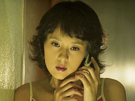 బాత్రూంలో ఉరి వేసుకున్న హీరోయిన్.. షాకైన ఫ్యాన్స్, ఏం జరిగిందో?