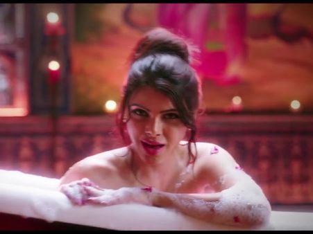 బ్రా తీసేసి బాల్ బ్యాట్ ఆడిన మాజీ మిస్ ఆంధ్రా.. న్యూడ్‌ వీడియో