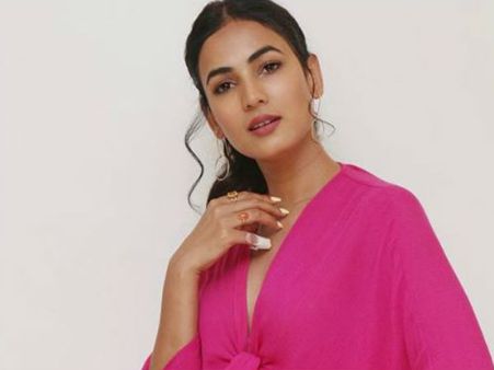 ప్రముఖ క్రికెటర్ మాయలో బాలయ్య హీరోయిన్... నిధి అగర్వాల్ తర్వాత మరో లింకు!