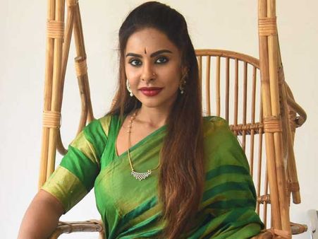 ఆ డైరెక్టర్ ఫుల్లుగా వాడేశాడు.. విశాల్‌ క్యారవాన్‌లో రాసలీలలు.. శ్రీ రెడ్డి మరో సంచలనం