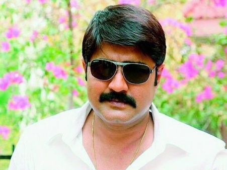 ఎర్ర చీరపై మనసు పడ్డ శ్రీకాంత్.. ప్రత్యేక ఆకర్షణతో