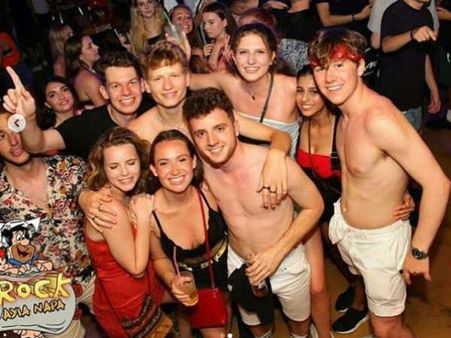 పార్టీలో ఫెండ్స్‌తో అర్ధనగ్నంగా సూపర్‌స్టార్ కూతురు... ఫోటోస్ వైరల్!