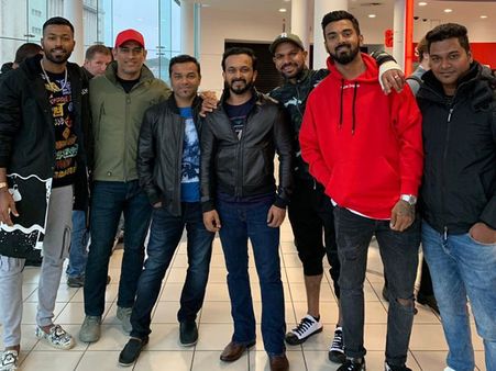 సినిమా చూసి ఎంజాయ్ టీమ్ ఇండియా ఆటగాళ్లు.. స్టార్ హీరో కామెంట్స్