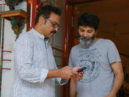 కృష్ణ, మహేష్, నరేష్‌కు త్రివిక్రమ్ పరామర్శ.. విజయ నిర్మల మృతితో శోక సంద్రంలో..