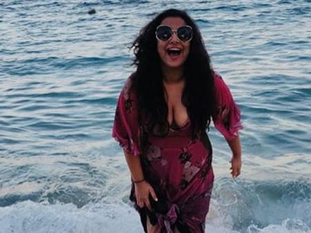 ఎక్స్‌పోజింగ్ చేస్తోందా లేక ఎంజాయ్ చేస్తోందా? డర్టీ భామ ఓపెన్ షో