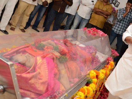 అశృ నయనాల మధ్య విజయ నిర్మల అంతిమయాత్ర, ముగిసిన దహన సంస్కారాలు