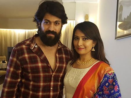 కెజిఎఫ్ హీరో యష్ భార్యపై రూమర్స్... ఆమెను అందులోకి దింపుతున్నాడా?
