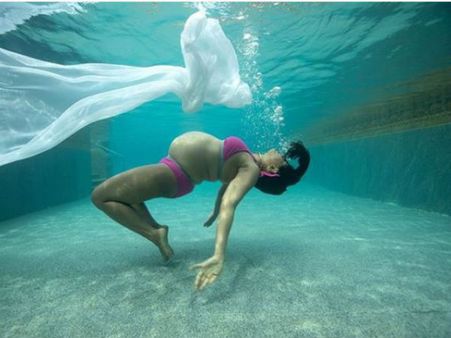 ప్రెగ్నెంట్ హీరోయిన్ అండర్ వాటర్ బికినీ ఫోటో షూట్, ఆశ్చర్య పరిచే భంగిమల్లో...