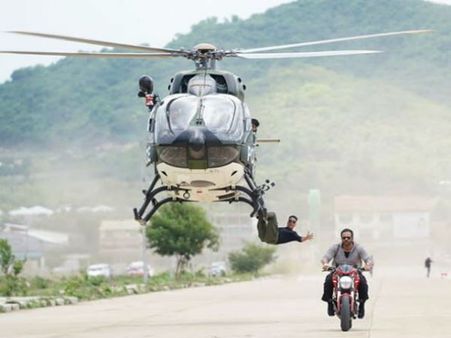 ఒళ్లు గగుర్బొడిచేలా అక్షయ్ కుమార్ యాక్షన్ స్టంట్: హెలికాప్టర్‌కు వేలాడుతూ...
