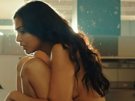 అమలా పాల్ తెగింపు... దర్శకుడి మాట వినకుండా అన్నీ విప్పేసి నగ్నంగా!