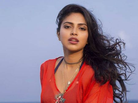 పక్క రాష్ట్రం నుంచి వచ్చి భ్రష్టుపట్టిస్తోంది: అమలా పాల్‌పై పోలీస్ కంప్లయింట్