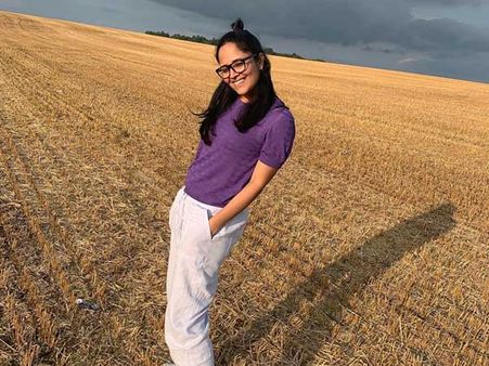 పొరుగు దేశంలో అనసూయ షికార్లు.. బుల్లి నిక్కరు ధరించి..