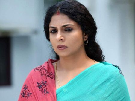 భర్త తప్పి పోయాడా? హీరోయిన్ పిచ్చి వేషాలతో... భగ్గుమన్న జనం!