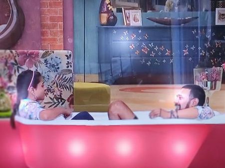 బాత్రూమ్ టబ్‌లో భార్యతో వరుణ్ రొమాన్స్.. ఇద్దరు ఎలిమినేషన్ నుంచి సేఫ్