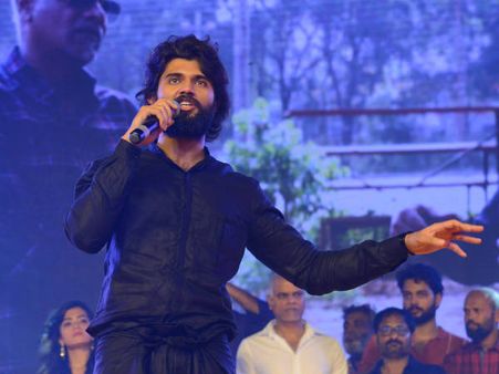 అలాంటి సీన్ అందరి ముందంటే కష్టం.. హీరోయిన్ కంఫర్ట్‌గా లేదంటే.. విజయ్ దేవరకొండ