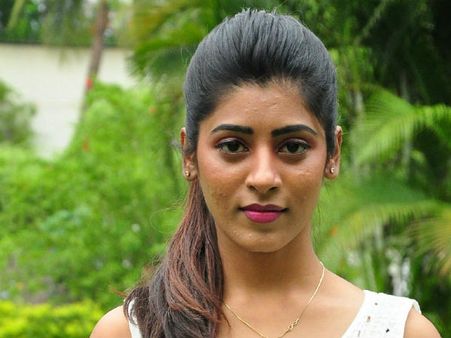 100 రోజులు సెక్స్ లేకుండా ఉండగలవా? ‘బిగ్ బాస్ షోపై గాయత్రి గుప్తా ఫైర్