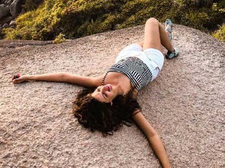 సోషల్ మీడియా సెగలకు కారణమైన హంసా నందిని.. అలా పడుకొని!