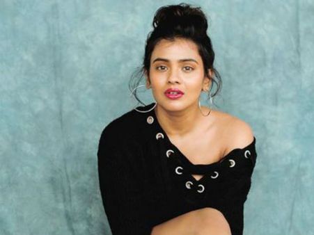 కైపెక్కిస్తున్న హెబ్బా.. పిచ్చెక్కించే లుక్.. రెప్పవాల్చడం కష్టమే