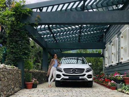 ఖరీదైన కారు గిఫ్టుగా ఇచ్చుకున్న కంగనా రనౌత్!