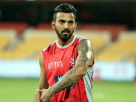 అందరూ ఇంటికొస్తే ఈ క్రికెటర్ మాత్రం నటితో రొమాన్స్.. లండన్‌లో రెడ్ హ్యాండెడ్‌గా..