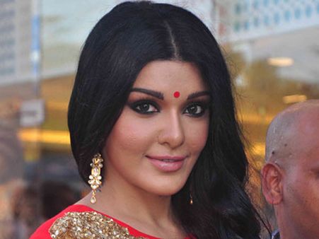 బాలీవుడ్ హీరోయిన్‌కు ఆరు నెలల జైలు శిక్ష