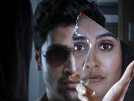 రక్తం మరకలతో రెజీనా.. ‘ఎవరు’ అని ఆరా తీస్తున్న అడివి శేష్!