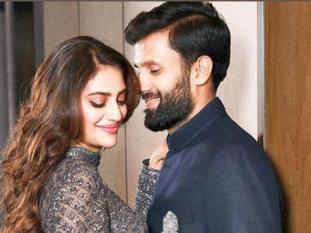 సినీ తార, ఎంపీ నుస్రత్ జహాన్‌ ‘ఫ్యాన్సీ షాక్...’ వేల రూపాయల కుచ్చుటోపి!