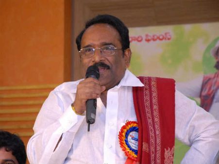 ఎన్టీఆర్, నానిలకు భిన్నంగా నాగార్జున అదరగొడతారు: పరుచూరి