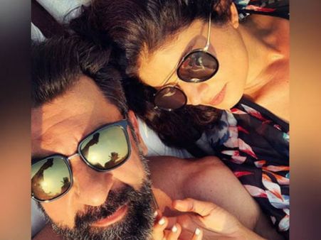 నన్ను రోజు నలిపేస్తాడు. ప్రియుడితో పడక గది ఫోటోను షేర్ చేసిన టాప్ హీరోయిన్