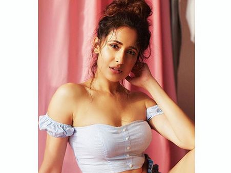 జిప్ తీసి కవ్వించిన ప్రగ్యాజైస్వాల్.. అచ్చం రకుల్ లాగే.. వెరీ హాట్