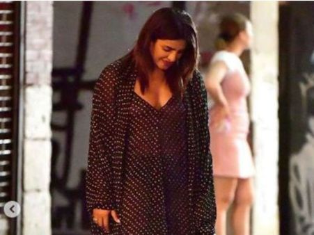 బ్రా లేకుండా న్యూయార్క్ స్ట్రీట్లపై ప్రియాంక.. డయానా చోప్రా, భర్తతో హంగామా