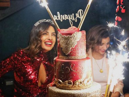 ప్రియాంక బర్త్ డే కేకు‌కు అదిరిపోయే రేటు.. భర్త ఎంత ఖర్చు చేశాడంటే..