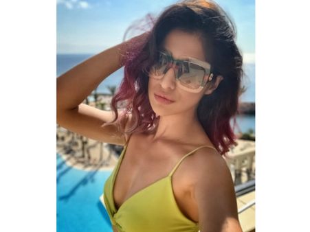 హాఫ్ బికినీలో అదిరిపోయే కిక్కు.. రత్తాలు మ్యాజిక్