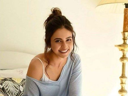 వయసైపోయిన నాగార్జునతో రొమాన్స్ ... ఎన్ని కోట్లు ఇచ్చి ఒప్పించారంటే?