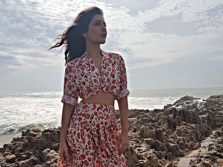 సముద్రపు ఒడ్డున రాశీ ఖన్నా.. బాగా బక్కచిక్కి భలే ఫోజిచ్చింది