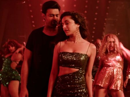 ‘సాహో’ తెలుగు సినిమాయేనా? ప్రభాస్ సినిమాపై పేలుతున్న పంచులు