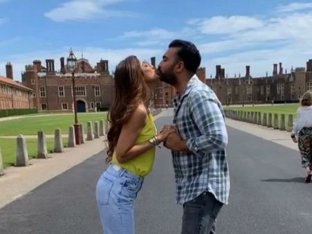 నడిరోడ్డుపైనే శిల్పాశెట్టి లిప్‌లాక్‌.. ముద్దుల హోరులో తడిసిందేవరంటే!