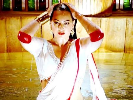 సెక్స్ గురించి తల్లిదండ్రులతో ఎప్పుడూ మాట్లాడలేదన్న సోనాక్షి... కానీ కాలేజీ రోజుల్లో!