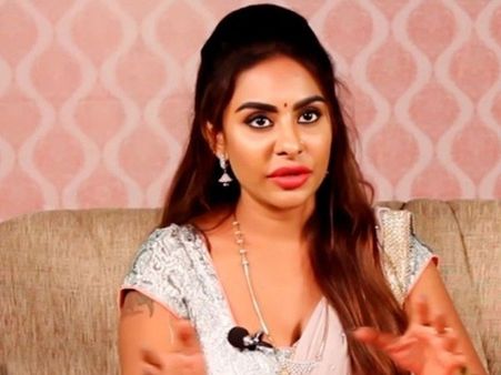 మంచు లక్ష్మిపై శ్రీ రెడ్డి అటాక్.. ఇంగ్లీ పుత్రీ అంటూ