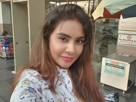 వీడియో పెట్టిన శ్రీ రెడ్డి.. అతన్ని పక్కనే పెట్టుకొని.. రచ్చ మామూలుగా లేదు