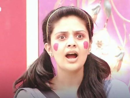 శ్రీముఖిపై హాట్ హాట్ చర్చలు.. 'బిగ్ బాస్' హౌస్‌లో ఉంటూనే! ఆ రకమైన పనులు