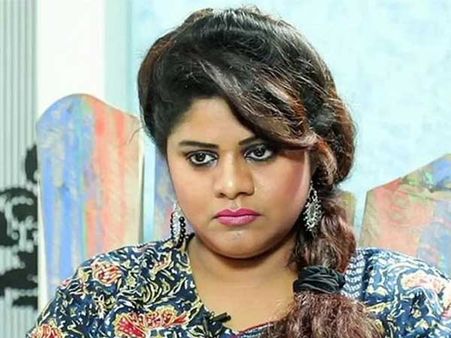 బిగ్ బాస్ హోస్ట్ నాగార్జునపై శ్వేతారెడ్డి సెన్సేషనల్ కామెంట్స్.. సమంత, అమల పేర్లు తీస్తూ